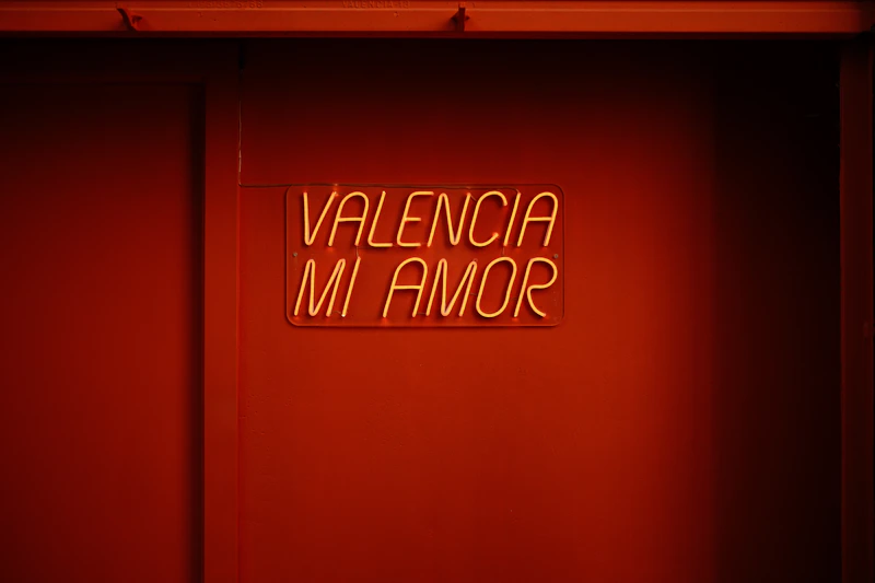 A red room with a sign that reads valenca mi amor